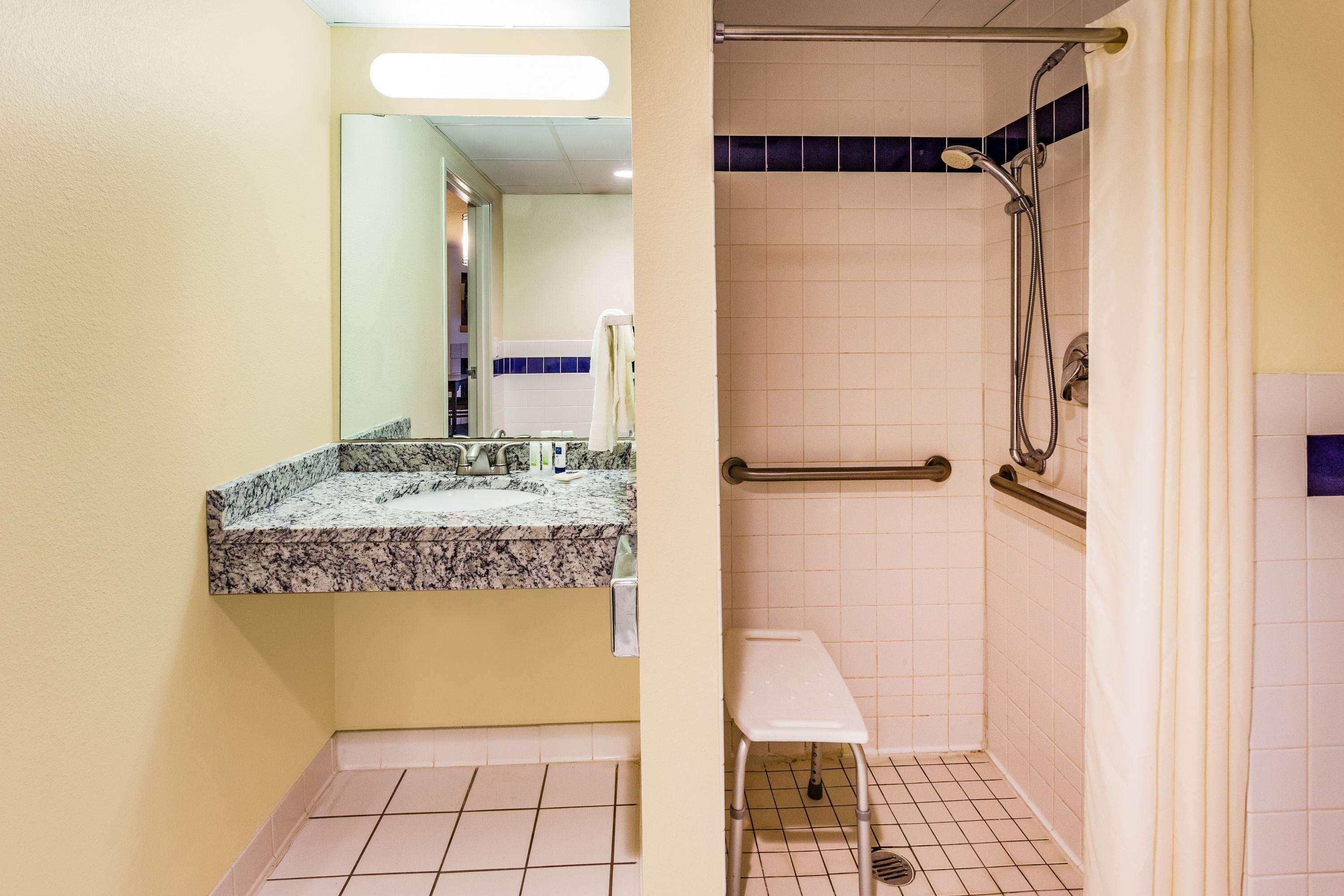 Inn Americinn By Wyndham And Long 3*