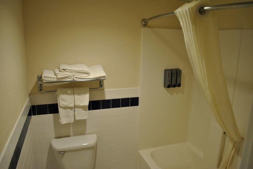 Inn Americinn By Wyndham And Long Long Lake