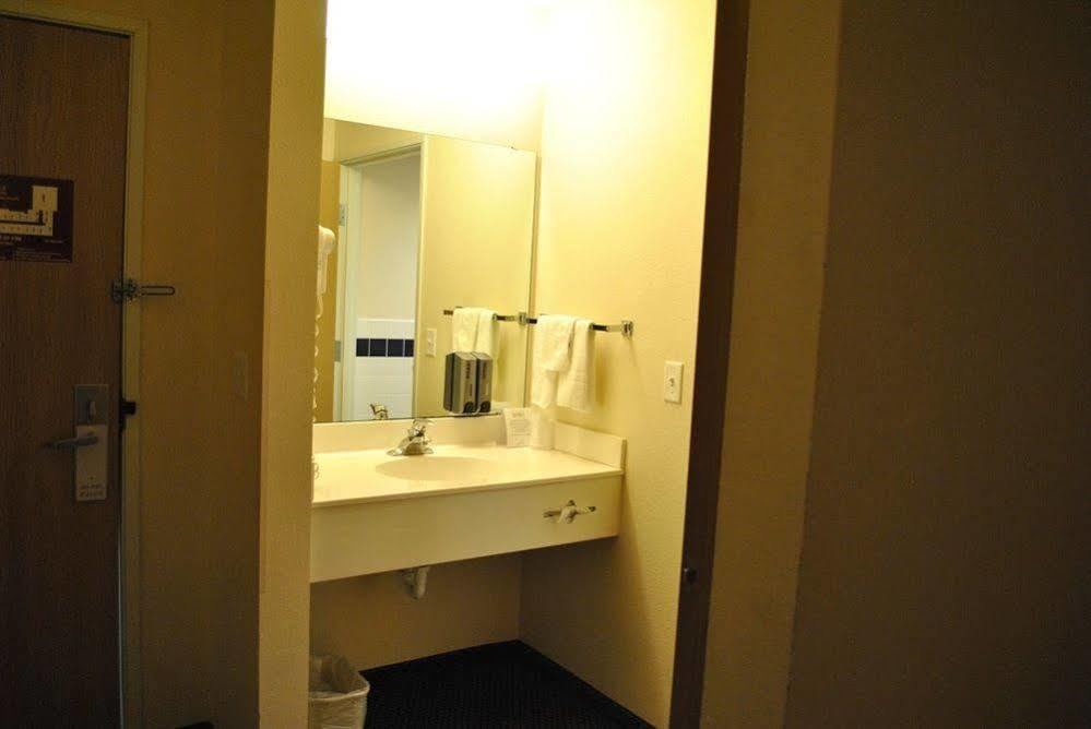 Americinn By Wyndham And Long Inn 3*