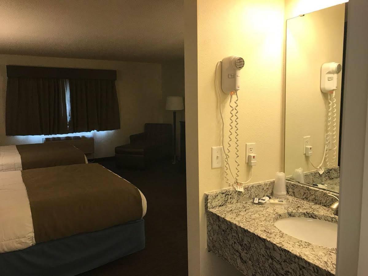 Americinn By Wyndham And Long Long Lake