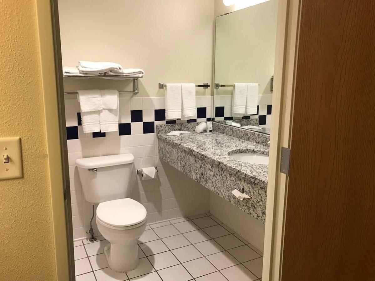 Inn Americinn By Wyndham And Long Long Lake