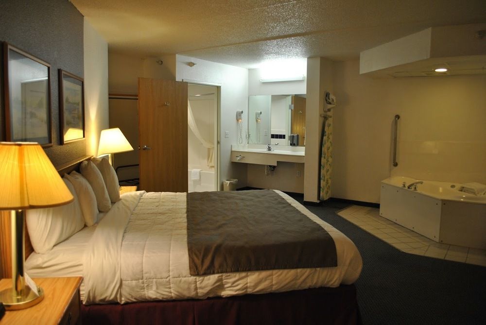 Americinn By Wyndham And Long Long Lake