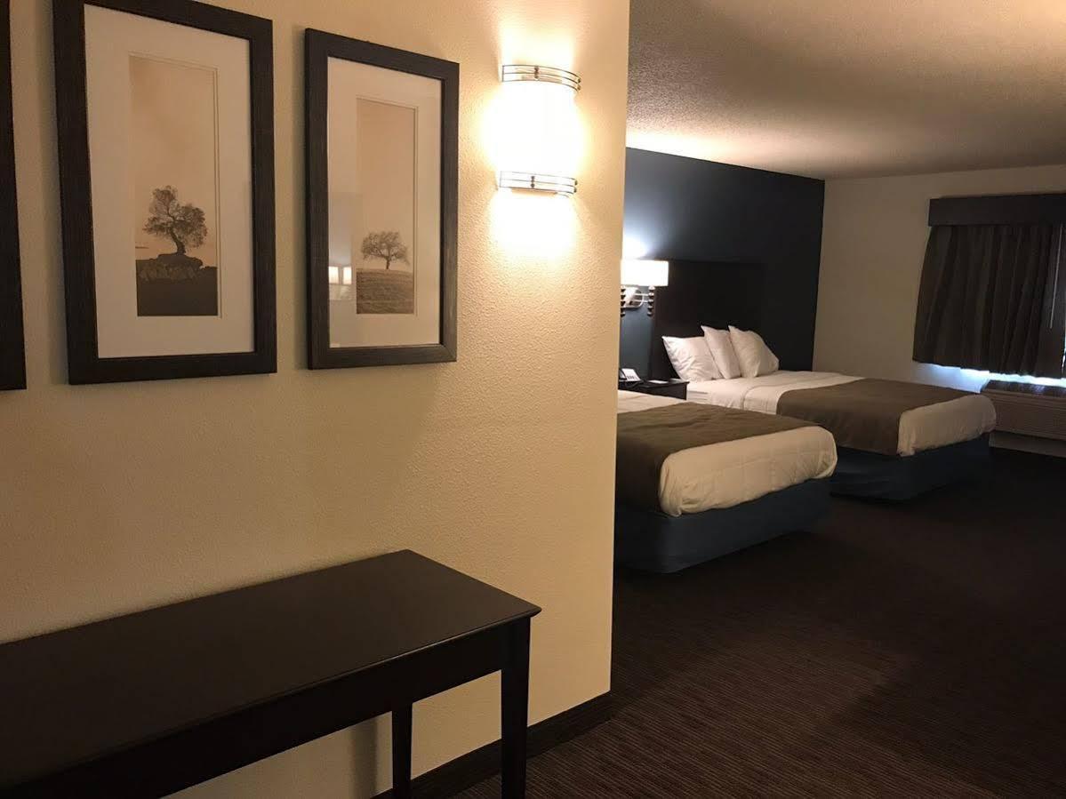 Americinn By Wyndham And Long Long Lake